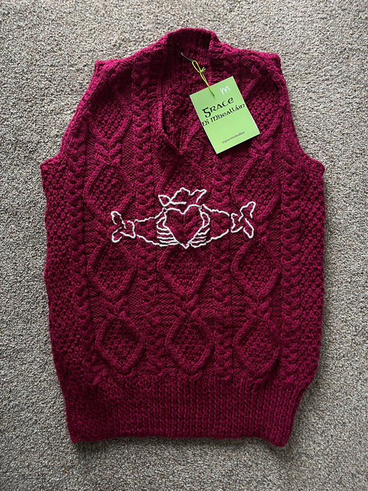 Raspberry claddagh Sweater vest M